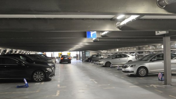 АКО ЈЕ ЏАБЕ, АУТОМОБИЛИ СПАВАЈУ У ТРЖНИМ ЦЕНТРИМА: Недостатак паркинг места један је од највећих проблема у Београду