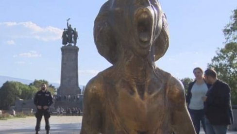 MEŠAVINA ZOMBIJA I USISIVAČA: Bugari zgroženi skulpturom Plač ukrajinske majke postavljenom u Sofiji