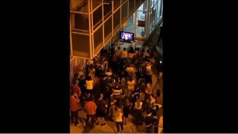 KOMŠILUK UZ KONSTRAKTU: Ispred zgrade Ane Đurić okupili se građani, svi navijaju (VIDEO)