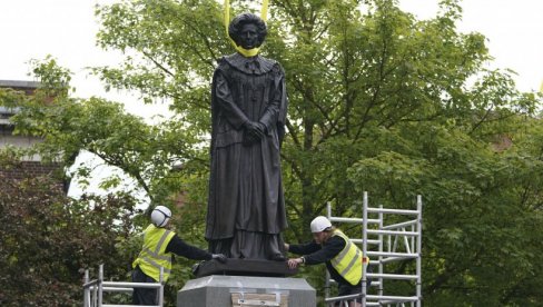 САМО ДВА САТА НАКОН ШТО ЈЕ ПОСТАВЉЕНА: Статуа Маргарет Тачер у њеном родном граду гађана јајима (ВИДЕО)