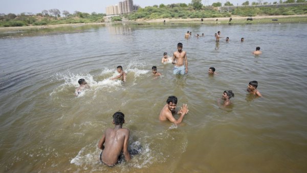 У ЊУ ДЕЛХИЈУ 49 СТЕПЕНИ: Топлотни талас у Индији