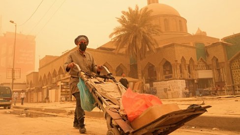 СНАЖНА ПЕШЧАНА ОЛУЈА ПОГОДИЛА ИРАК: Багдад прекривен наранџастом прашином - обустављени летови, затворене школе (ФОТО)