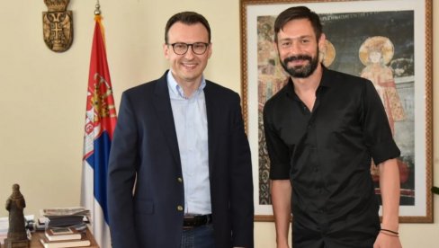 SVOJEVRSNI ZAPIS O KOSMETU: Petar Petković o novoj pesmi Milana Vasića