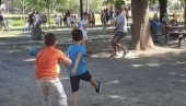 ФУДБАЛ НА ТАШУ: Томислав Момировић се придружио деци у београдском парку