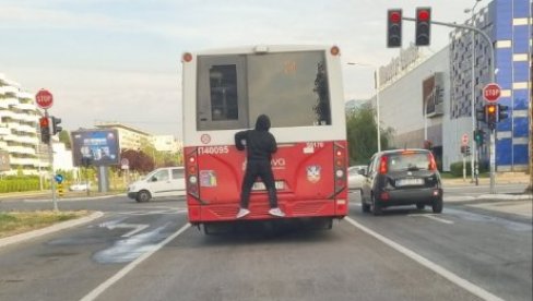 NESTVARNA SCENA U BEOGRADU: Muškarac se vozi prikačen za zadnji deo autobusa (FOTO)