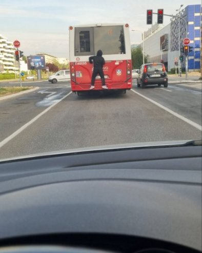 NESTVARNA SCENA U BEOGRADU: Muškarac se vozi prikačen za zadnji deo autobusa (FOTO)