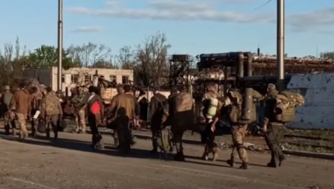 ПОГЛЕДАЈТЕ СНИМАК ПРЕДАЈЕ ЕКСТРЕМИСТА ИЗ АЗОВСТАЉА: Руско министарство објавило видео - 265 милитаната положило оружје (ВИДЕО)