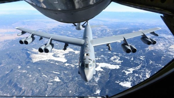 АМЕРИЧКИ БОМБАРДЕРИ ИЗНАД БАЛКАНА: Летеће тврђаве изводе ниске прелете, показују преданост сигурности НАТО савезника