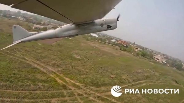 БАЦА БОМБЕ И СНИМА РЕЗУЛТАТ ПОРАЗА: Руска војска први пут примењује у Украјини јуришне дронове „Орлан-10“ (ВИДЕО)