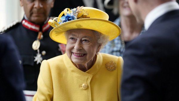 КАКО ЈЕ КРАЉИЦА ОДБИЛА ЂОКОВИЋА: Британци открили Елизабетину велику тајну