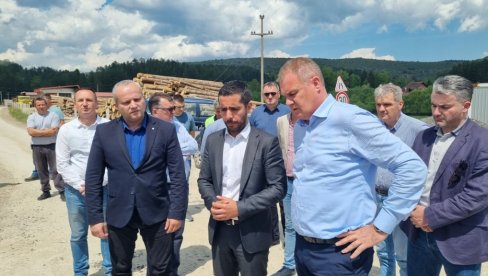 RADOVI NA REKONSTRUKCIJI PUTA KOKIN BROD-PRIBOJSKA BANJA: Ministar Momirović se uverio u kvalitet posla