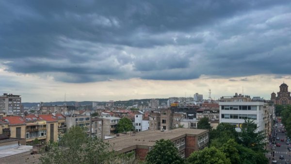 СТИГЛО НЕВРЕМЕ: Јака киша са грмљавином у Београду, РХМЗ издао хитно упозорење (ВИДЕО)