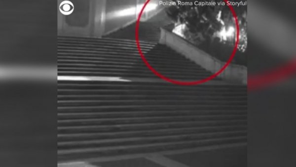 ШОКАНТАН СНИМАК ИЗ РИМА: Мушкарац провозао скупоцени аутомобил низ чувене Шпанске степенице, хитно је ухапшен (ВИДЕО)