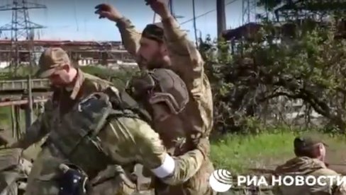 SNIMAK PREDAJE POSLEDNJE GRUPE IZ AZOVSTALJA: Tetovaže govore sve - ruske snage odvajaju ekstremiste od pripadnika ukrajinske vojske (VIDEO)