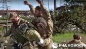 POGLEDAJTE - IZLAZAK POSLEDNJE GRUPE VSU IZ AZOVSTALJA: Odvajanje nacista od pripadnika ukrajinske vojske (VIDEO)