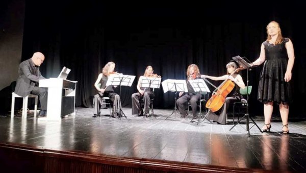 ФАНТАСТИЧАН КОНЦЕРТ У ПАРАЋИНУ: „Хотел предграђе“ као на великим светским сценама