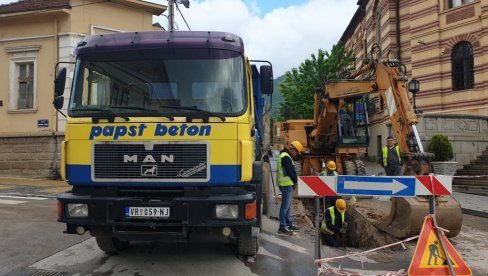 PREUSMERAVANJE SAOBRAĆAJA U CENTRU VRANJE: Zbog radova zatvorena Ulica Aleksandra Karađorđevića