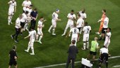 ŽURKA NA KONFERENCIJI: Fudbaleri Ajntrahta na lud način proslavili trofej (VIDEO)