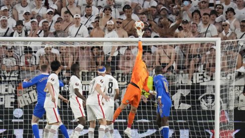 ПОЛУВРЕМЕ, АЈНТРАХТ - РЕНЏЕРС: Пршти од фудбала у Севиљи, меч достојан финала