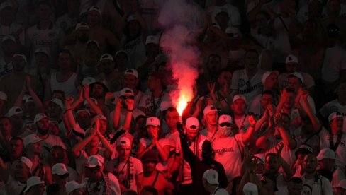 GORI FRANKFURT: Spektakularan doček, 200 hiljada navijača slavi fudbalere Ajntrahta  (VIDEO)