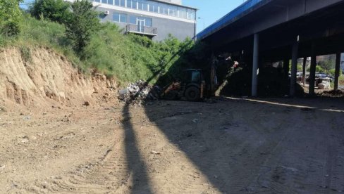 POČELO ZACEVLJENJE PARIPOVCA: Deponija ispod nadvožnjaka u Trgovačkoj ulici u Žarkovu više ne postoji