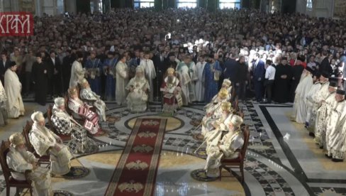 (UŽIVO) VELIKI BROJ VERNIKA U HRAMU SVETOG SAVE: Počela liturgija pomirenja, posle 55 godina zajedno SPC i MPC (FOTO/VIDEO)