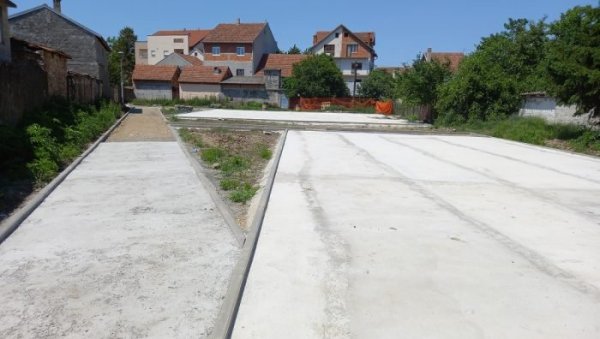 ОБНАВЉАЈУ СТАРИ ПАРК У БАТАЈНИЦИ: Део земунског насеља у новом руху