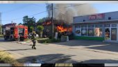 ČOVEK GLEDA KAKO MU GORI KUĆA: Prvi snimci požara u Zrenjaninu (VIDEO)