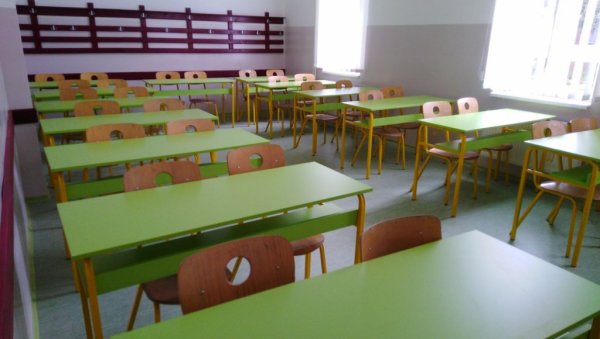 ПОНОВО СТИГЛЕ ЛАЖНЕ ДОЈАВЕ О БОМБАМА: Контрадивезиони прегледи у основним школама Јабланичког округа