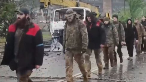 PREDAJA PRIPADNIKA AZOVA: Ukrajinski vojnici napuštaju Azovstalj