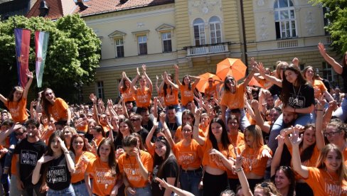 ŠTRAUS, UŽIČKO I KONSTRAKTA: U Kikindi održana 15. „Maturantska parada“