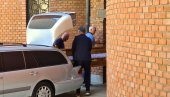 РУЖЕ ЗА МАТЕЈА: Београђани дошли да се опросте од Сплићанина - Ненад Периш унео сандук са телом сина (ФОТО)