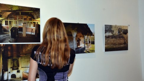 NEMI SVEDOCI VEKOVA: U Negotinu otvorena izložba fotografija Crkve brvnare u Eparhiji timočkoj