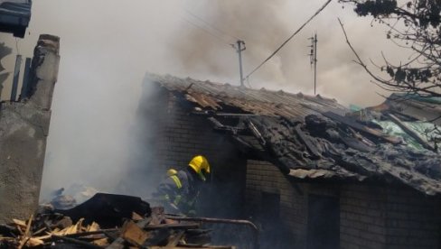 FOTOGRAFIJE VELIKOG POŽARA NA TOŠINOM BUNARU: Deset vatrogasnih vozila na terenu, dve osobe izvučene iz kuće u plamenu (FOTO/VIDEO)