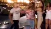 SNIMAK BIZARNOG INCIDENTA U BEOGRADU: Devojka tuče starijeg muškarca, on se sklanja - svi se smeju (VIDEO)