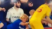 GOSPOĐO, ŠTA VAM JE? Engleska navijačica uhvatila protivničkog fudbalera kako se to ne radi, ali to nije sve... (VIDEO)