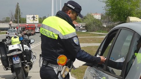 DRAMATIČNA SCENA U BEOGRADU: Saobraćajci zaustavili auto zbog brze vožnje, unutra zatekli dete (2) bez svesti
