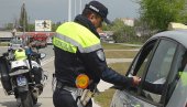 DRAMATIČNA SCENA U BEOGRADU: Saobraćajci zaustavili auto zbog brze vožnje, unutra zatekli dete (2) bez svesti