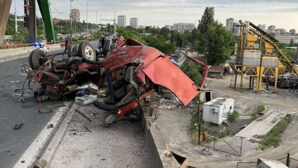 УЗНЕМИРУЈУЋЕ: Прве слике стравичне несреће на Панчевачком мосту, аутомобили непрепознатљиви