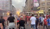 НИШ ЈЕ РАДНИЧКИ! Мераклије и фудбалери запалили Ниш, овако се слави Европа! (ФОТО/ВИДЕО)