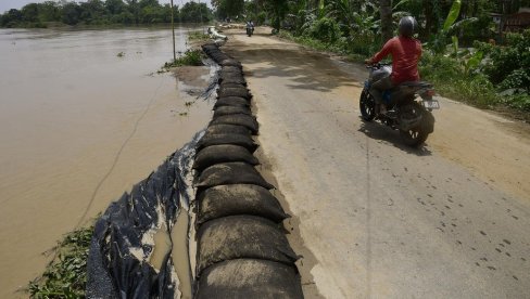 PRIZORI KATASTROFE U INDIJI: Poginulo 25 ljudi u poplavama i klizištima, na hiljade raseljeno iz domova (FOTO)