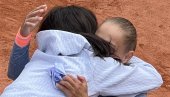 PODRŠKA PRIJATELJICE: Aleksandra i Olga ponovo zagrljene proslavile pobedu
