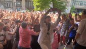 KONSTRAKTA ODUŠEVILA MALIŠANE: Ana Đurić bila gost iznenađenja na koncertu u beogradskoj osnovnoj školi
