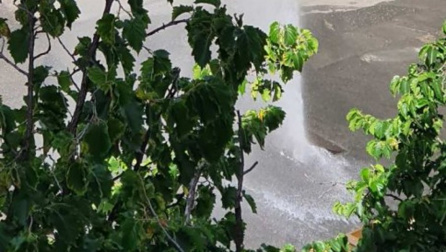 Slika broj 1072760. GEJZIR U MAKSIMA GORKOG: Mlaz vode iz šahte nasred ulice (VIDEO)