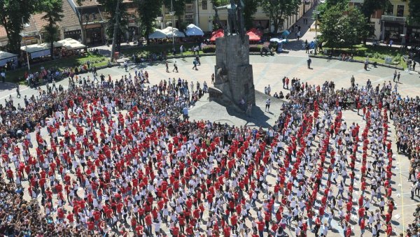 КАДРИЛ НА ТРГУ: У петак традиционални Матурски плес у Краљеву