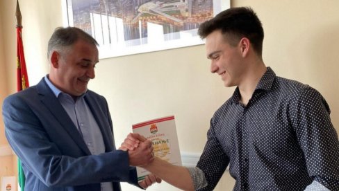 PRIZNANJE PETRU FRANCUSKOM: Opština nagradila učenika Četvrte beogradske gimnazije