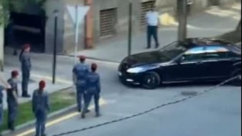 ĐUKANOVIĆ MORAO NA ZADNJI ULAZ: Demonstranti probili kordon policije u Jerevanu, prišli zgradi vlade u kojoj je predsednik Crne Gore (VIDEO)