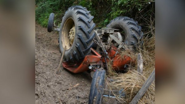 ТРАГЕДИЈА КОД КРУШЕВЦА: Преврнуо се трактор, погинула жена