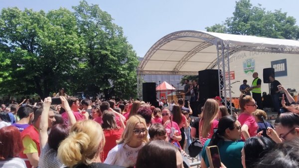 СЛАВЉЕ СРЕДЊОШКОЛАЦА ДАНАС У ПАРАЋИНУ: Концерт и плес матураната у центру града