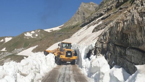 PUT ŽABLJAK-PLUŽINE  PROHODAN ZA SAOBRAĆAJ: Očišćen sneg u maju